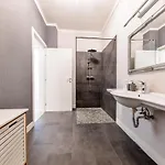 Daire Stylish Ground Floor Kaloşvar
