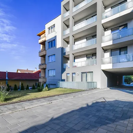 Stylish Ground Floor Апартаменти